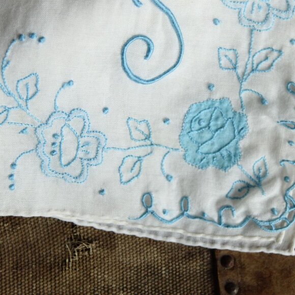 Vintage Handkerchief in White Cotton, Monogrammed with F in Blue, Hankie Pocket - Picture 9 of 10